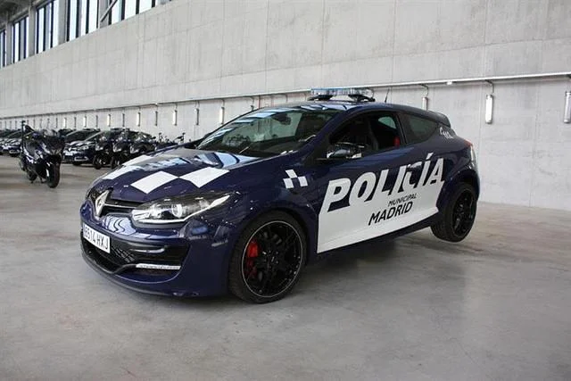 Madrid%20police%20gets%20two%20Renault%20Megane%20RS%20-%2005.webp