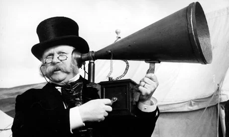 Man-uses-an-ear-trumpet-008.webp