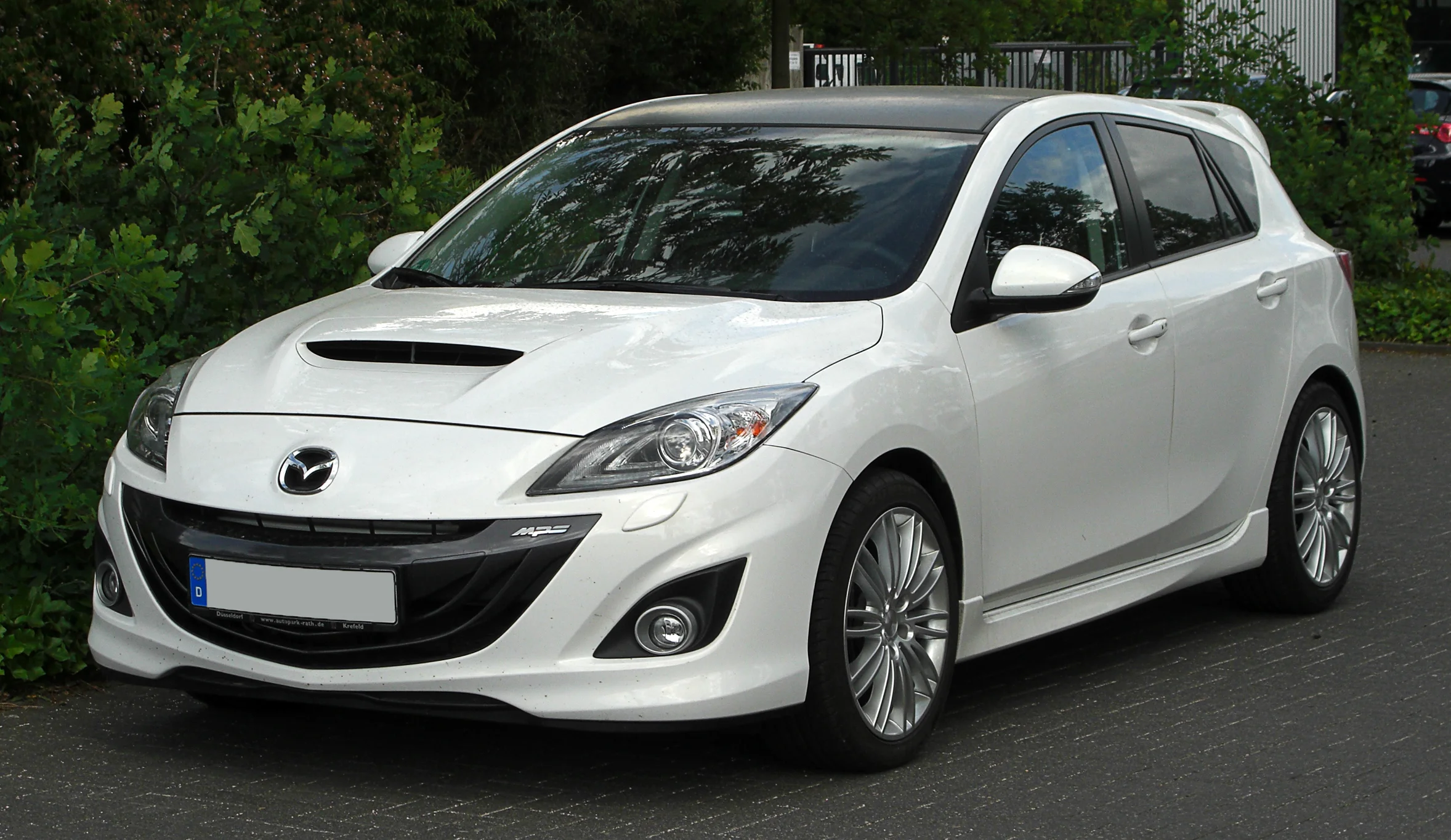 Mazda3_MPS_%28BL%29_%E2%80%93_Frontansicht,_22._Mai_2011,_D%C3%BCsseldorf.webp