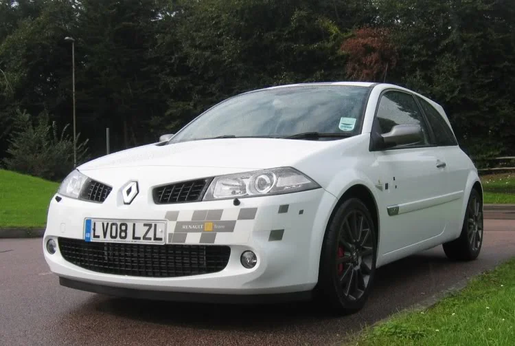 megane_230_r26_f1_team_glacier_whit.webp