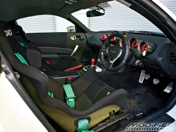 modp_0909_04_o+amuse_nissan_380rs_superleggera+interior.webp
