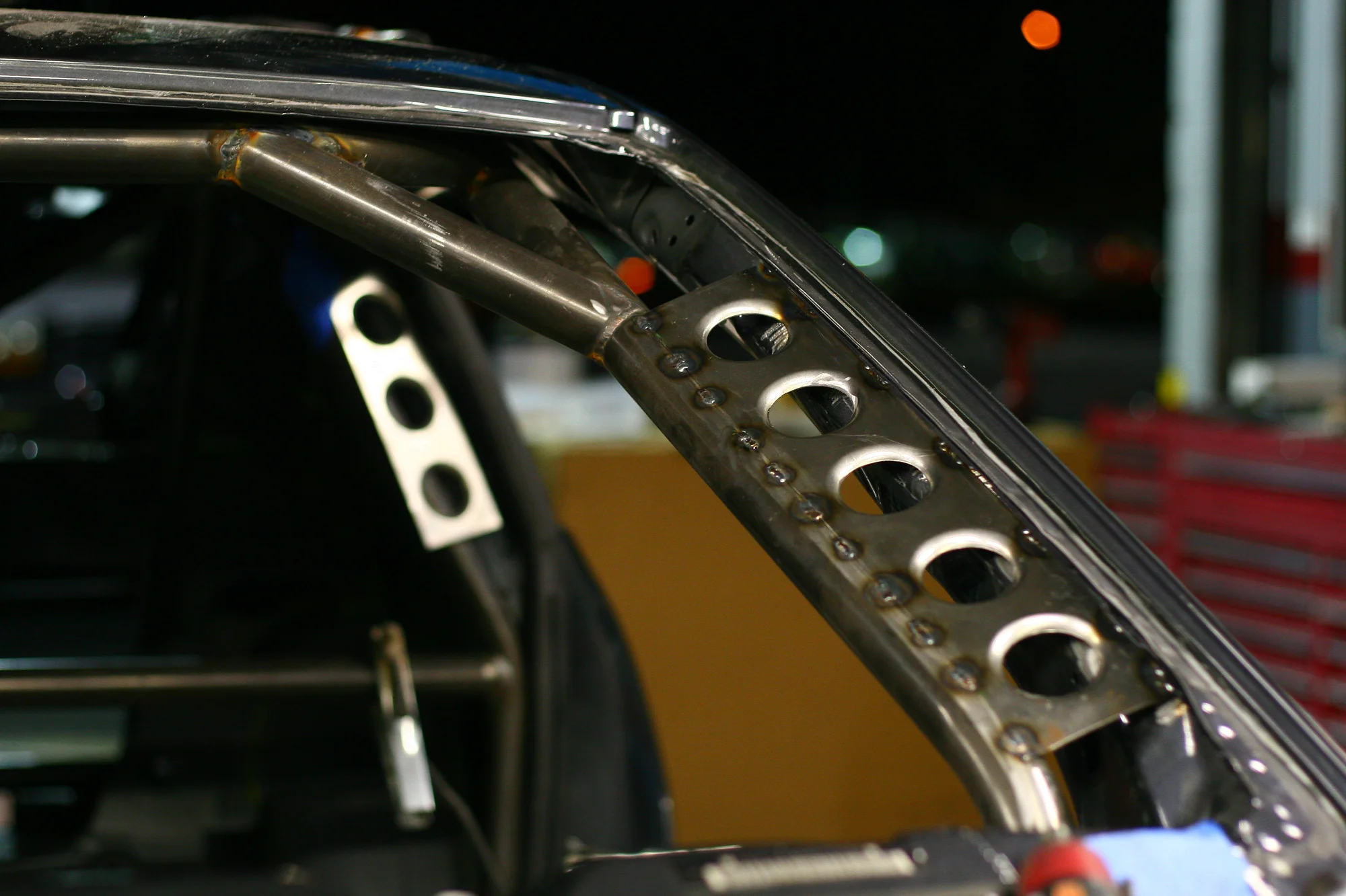 modp_0909_04_o+custom_2010_camaro_for_2010_formula_drift+roll_cage_gussets.webp