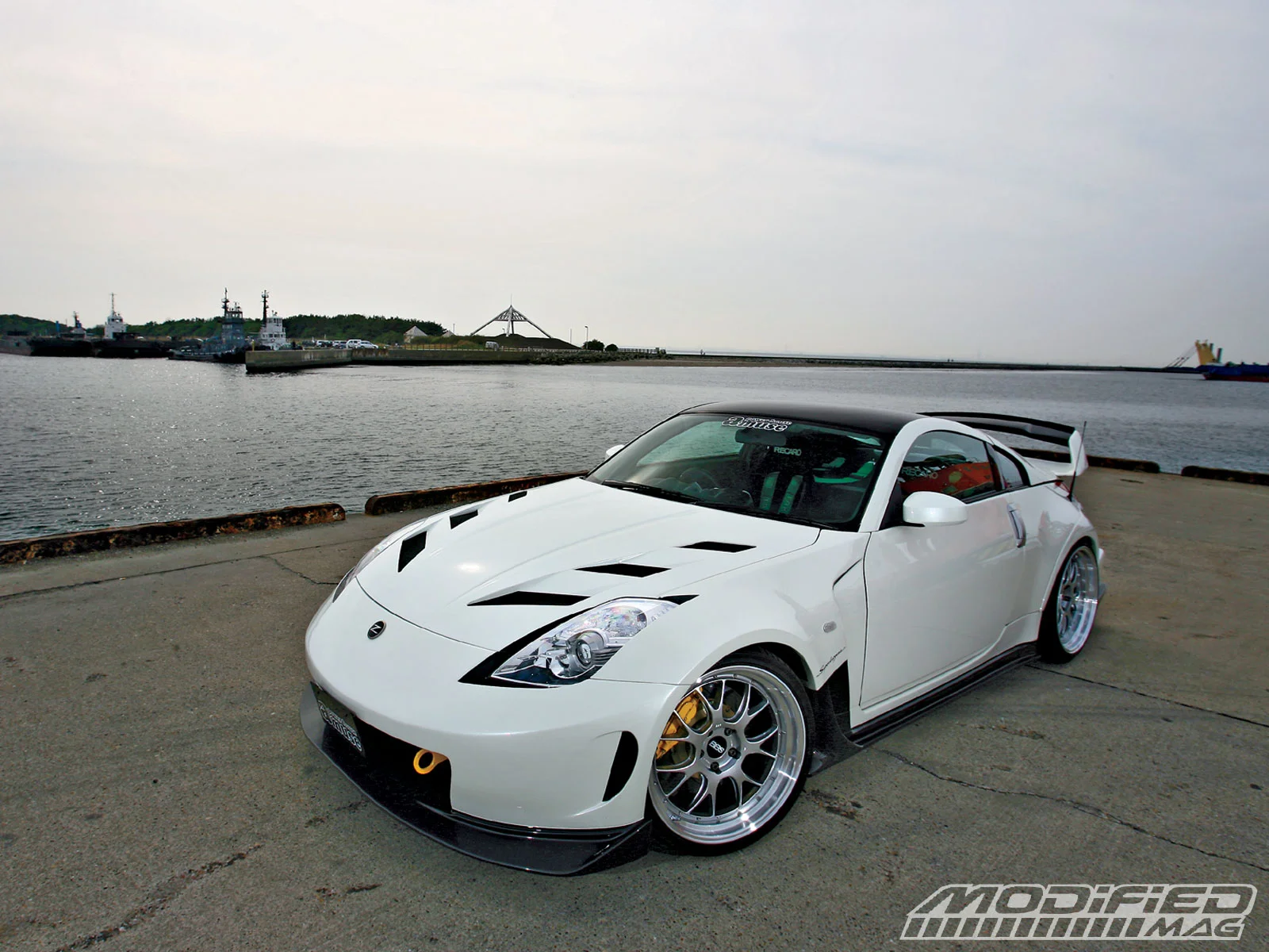 modp_0909_09_o+amuse_nissan_380rs_superleggera+front_side_view.webp