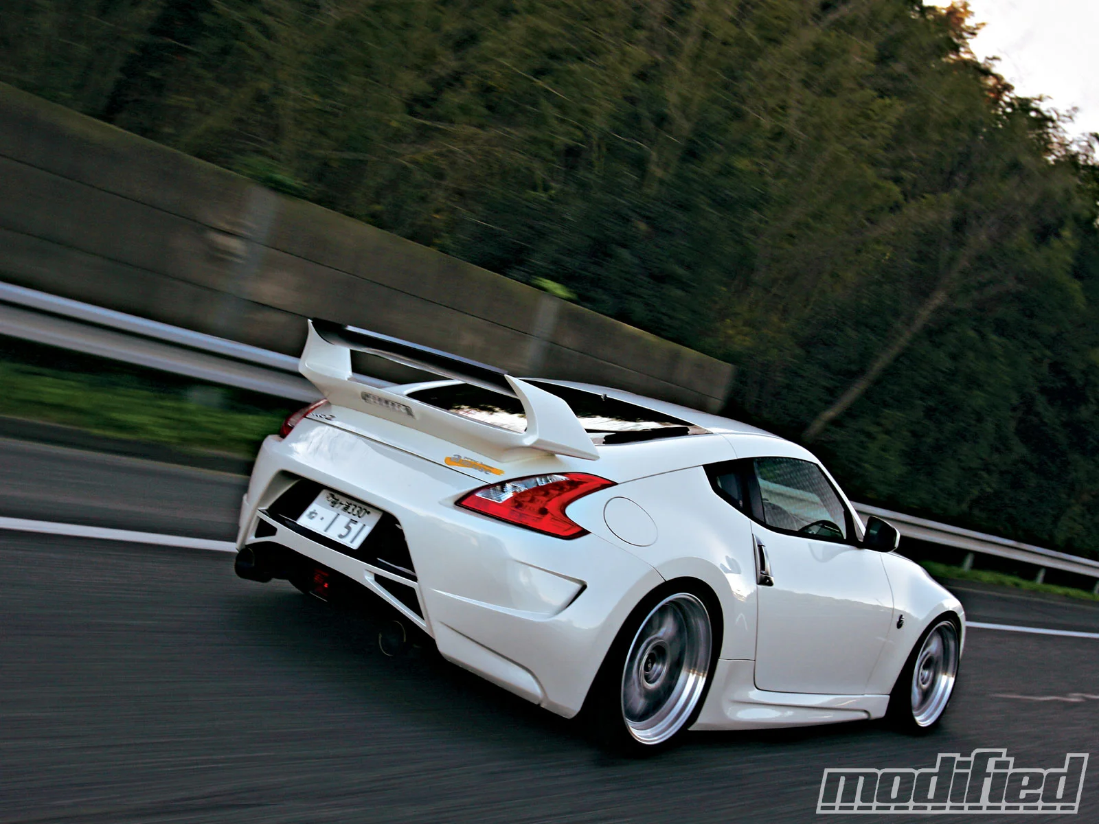 modp_1004_03_o+2010_nissan_370z+side_skirts.webp
