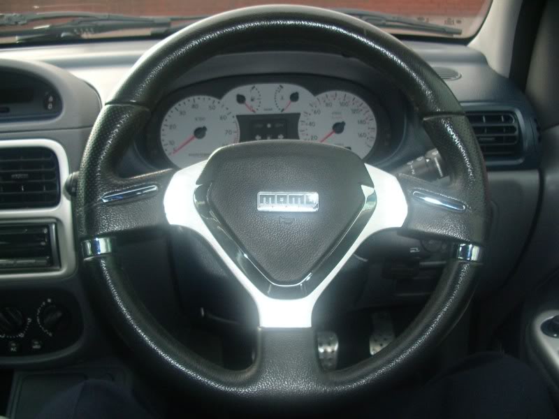 MomMilleniumEvoSteeringWheel1.jpg