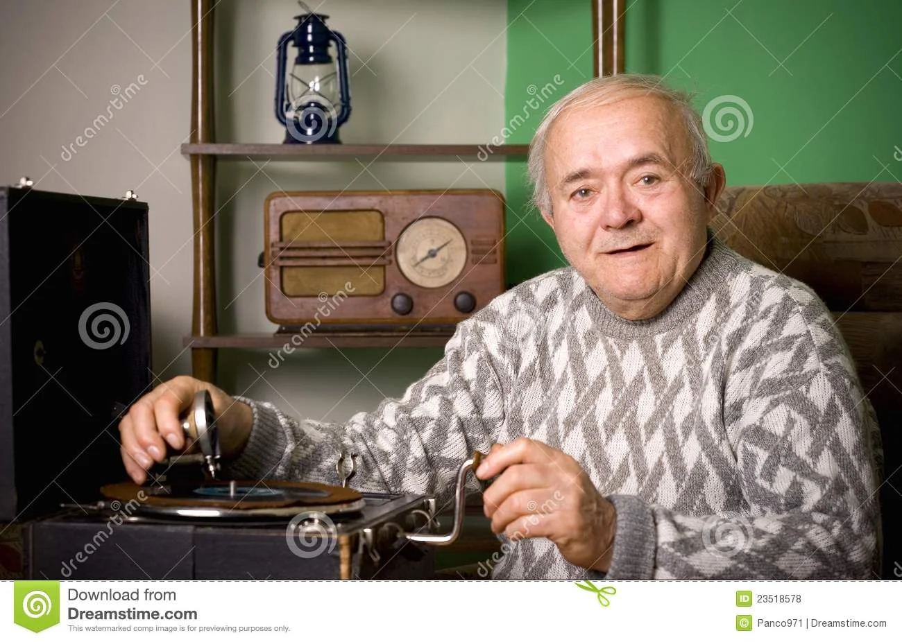 old-fashioned-gramophone-23518578.webp