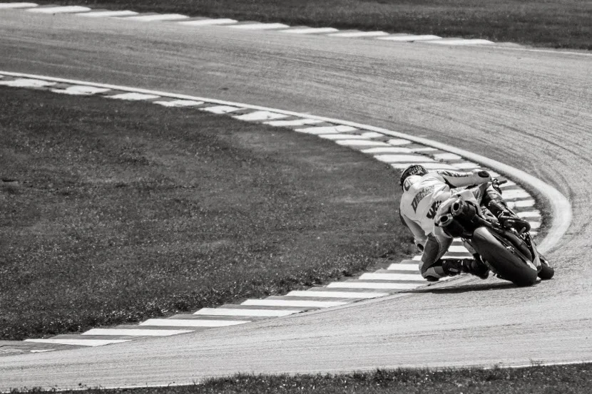 Oulton+Park+-+British+super+bikes-2.webp