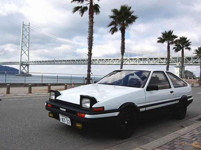 perfect-toyota-sprinter-trueno-ae86_akashi-bridge.webp