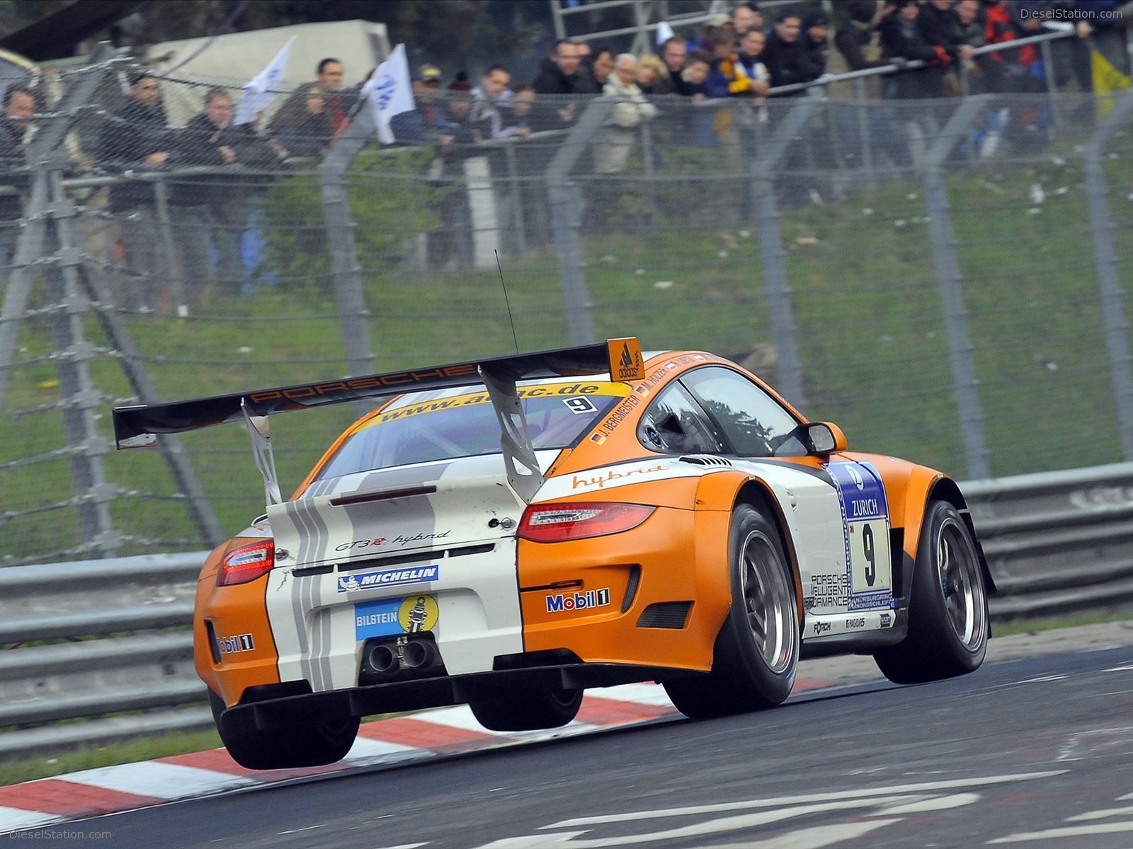 Porsche-911-GT3-at-Le-Mans-2010-05.jpg