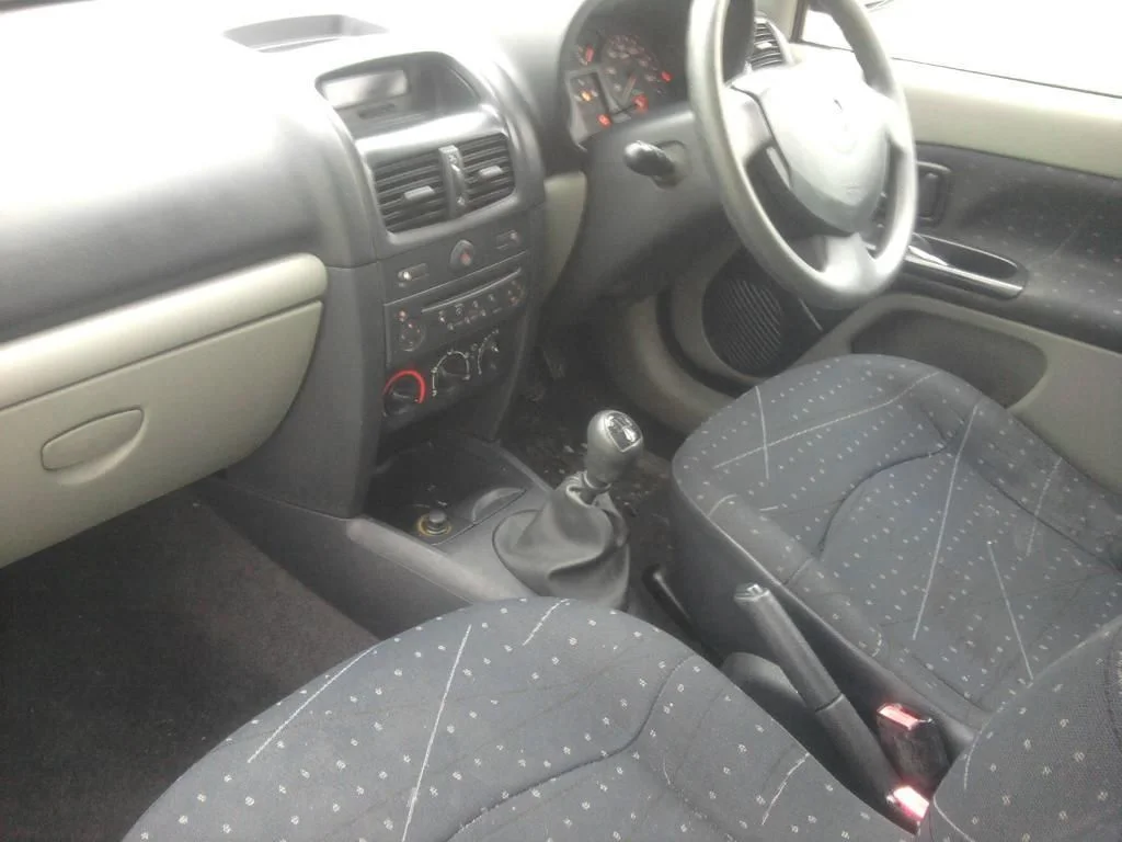 postadsuk.com-7-november-2001-renault-clio-1-2-16v-expression-mot-d-7-12-15-excellent-condition.webp