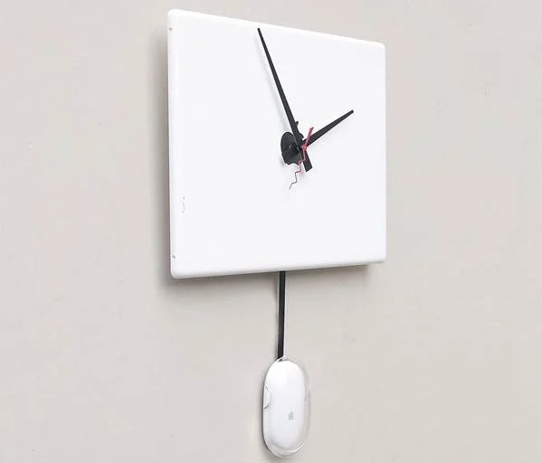 Recycled-Apple-iBook-G4-Clock-2.webp