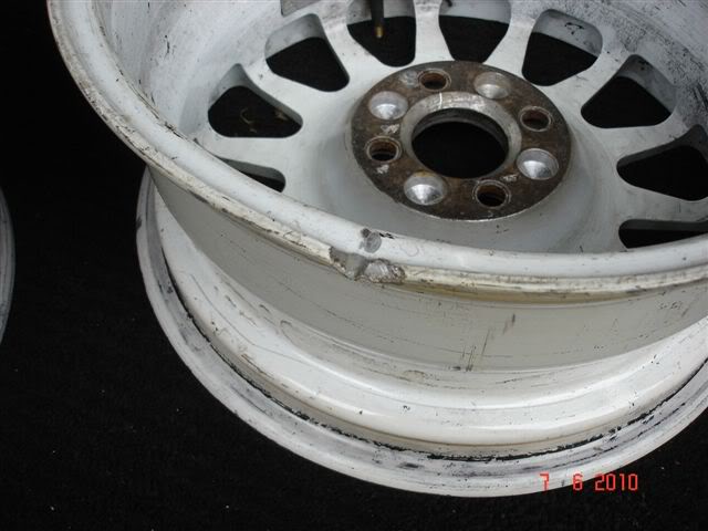 RenauktClio17207-06-10-Damagedwheel.jpg