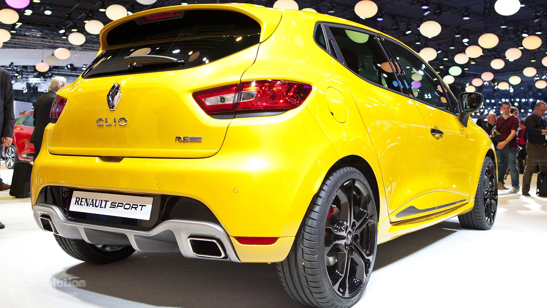 renault-clio-4-rs-200-scooped-in-paris-photo-gallery_3.webp