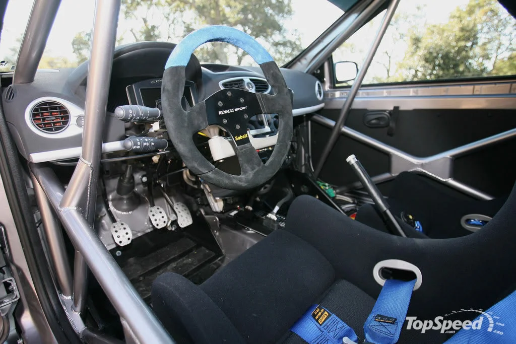 renault-clio-reveive-8w-1.webp
