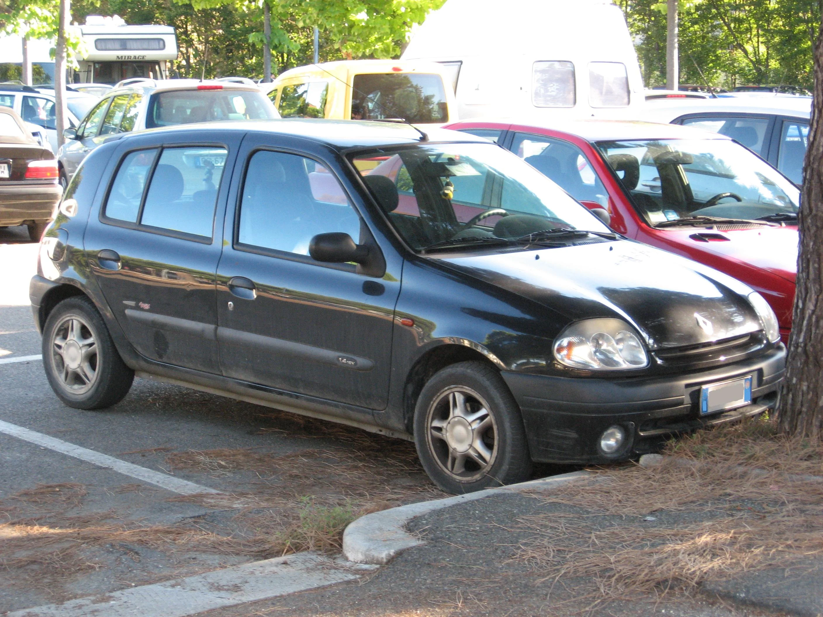 Renault-Clio_Mk2-Ph1.webp