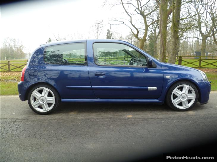 renault-renaultsport-clio-renaultsport-172-16v-S362089-10_zpsb7580778.jpg
