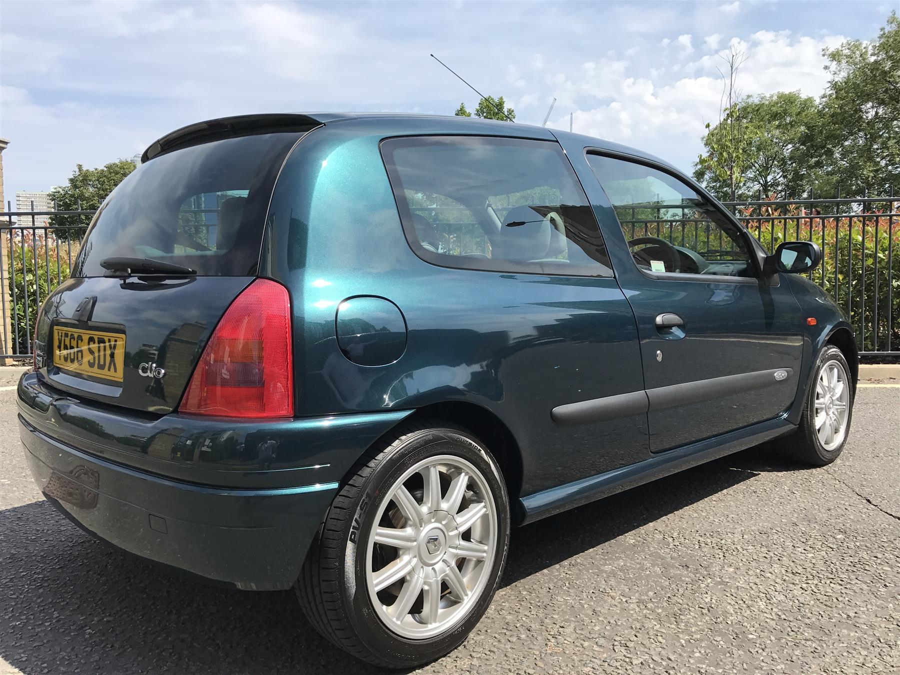 renault-renaultsport-clio-sport-172-exclusive-16v-S3102787-3.jpg