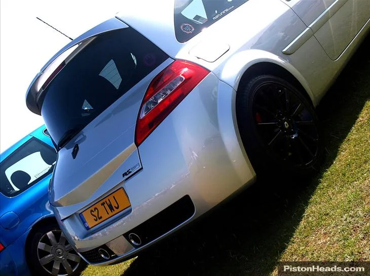 renault-renaultsport-megane-renaultsport-f1team-r26-S100209-7.webp