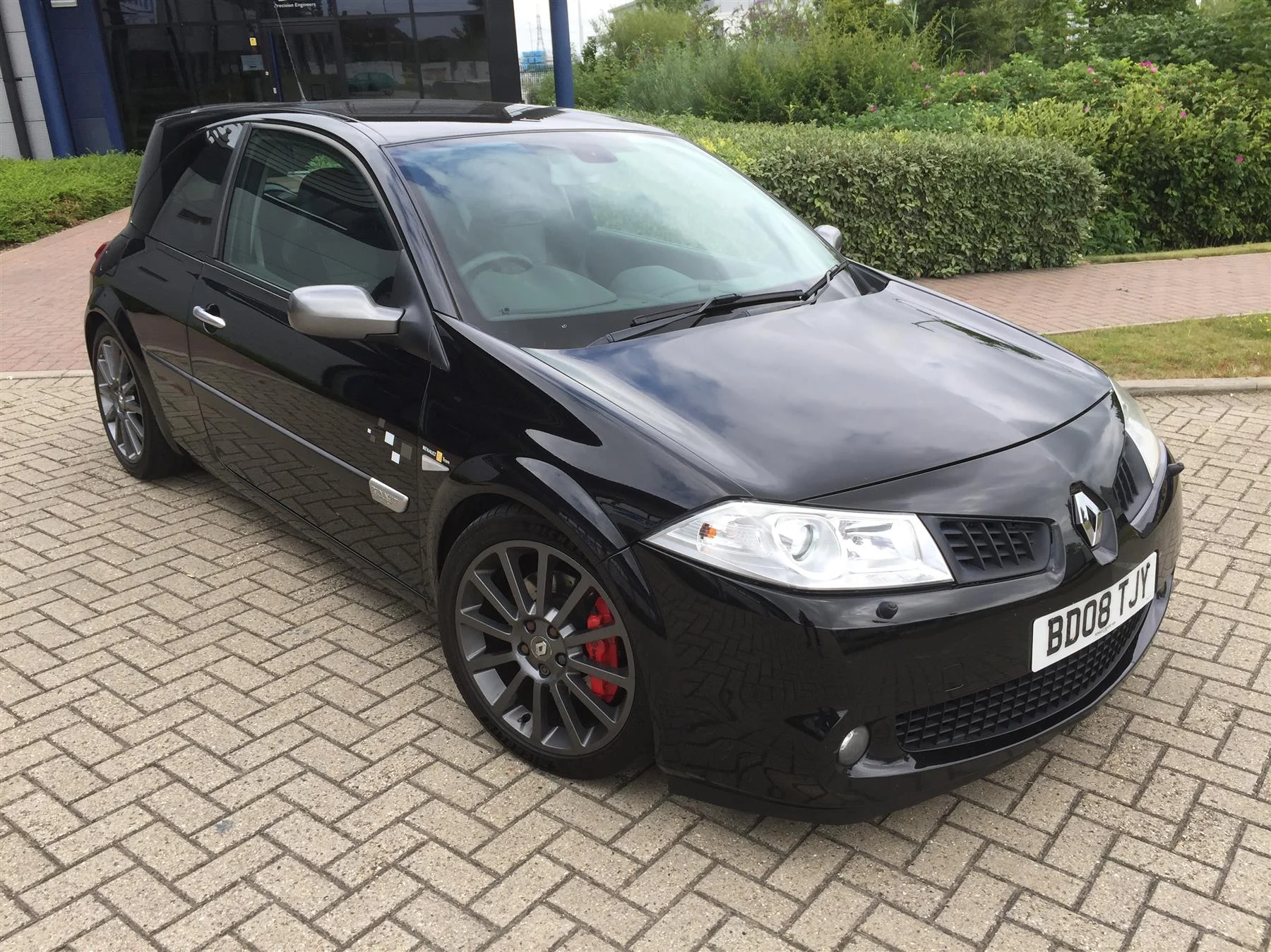 renault-renaultsport-megane-renaultsport-f1team-r26-S3004524-1.webp