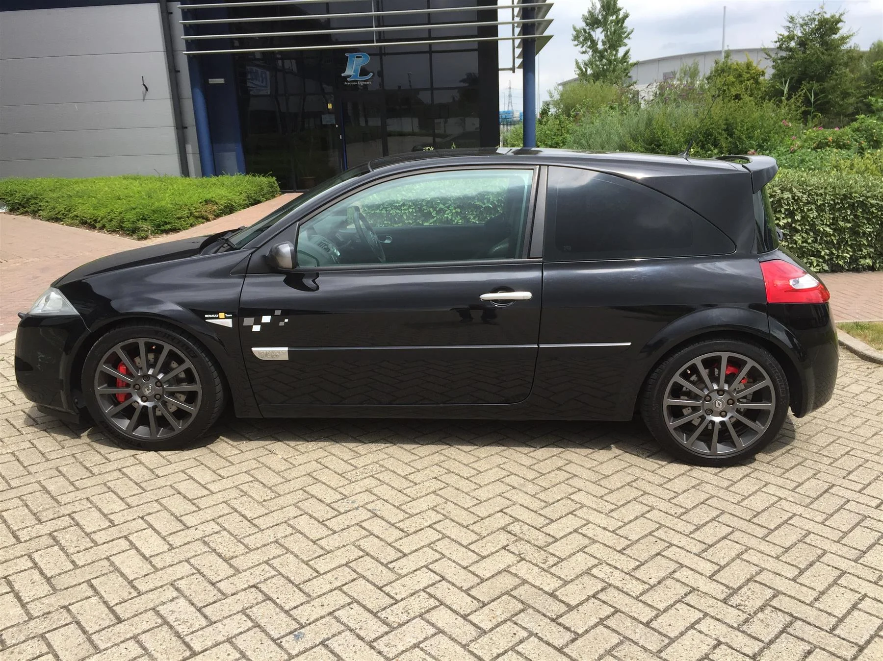 renault-renaultsport-megane-renaultsport-f1team-r26-S3004524-5.webp