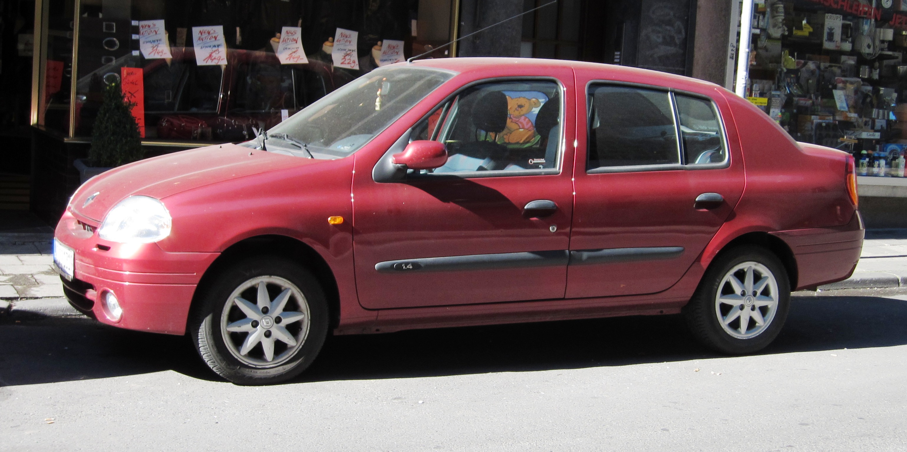 Renault_Clio_4_door_notchback_in_Aachen.jpg