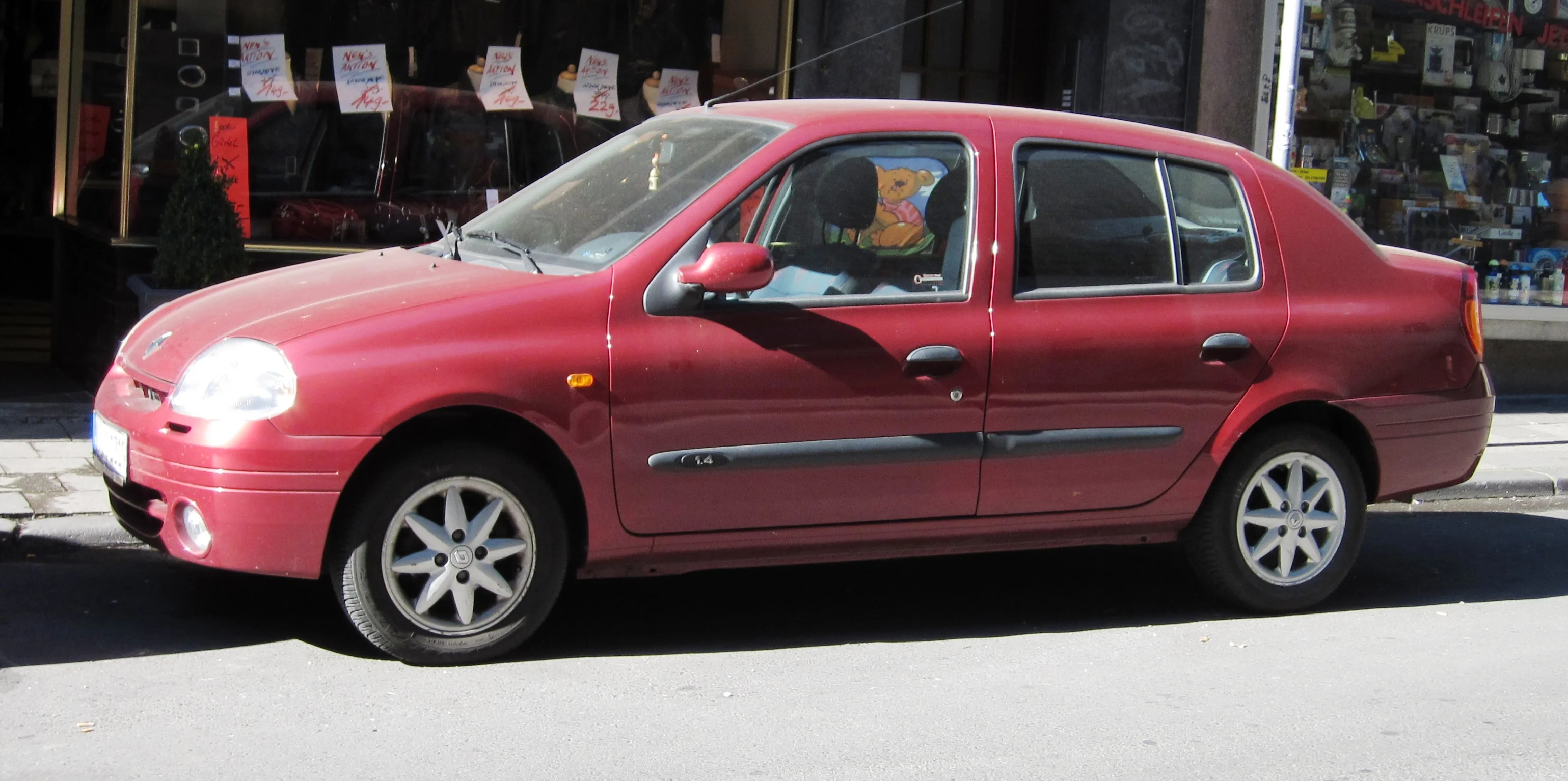Renault_Clio_4_door_notchback_in_Aachen.webp