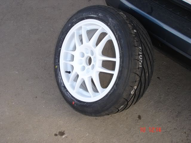 Renault_Clio_PH1_-_White_wheels_5.jpg