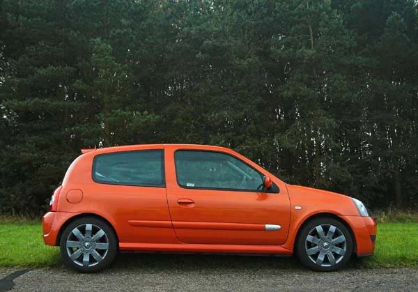Renault_Clio_Sport_2006-10-08_DSC_0.webp