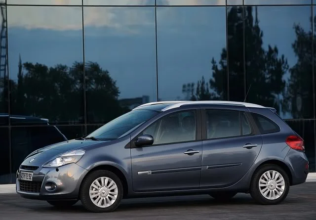 renault_clio_sport_tourer_2009_001.webp
