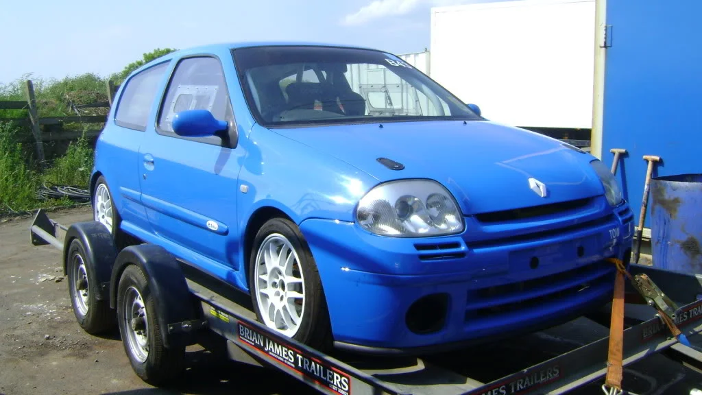 RenaultClio17226-06-10-Ontrailer3.webp