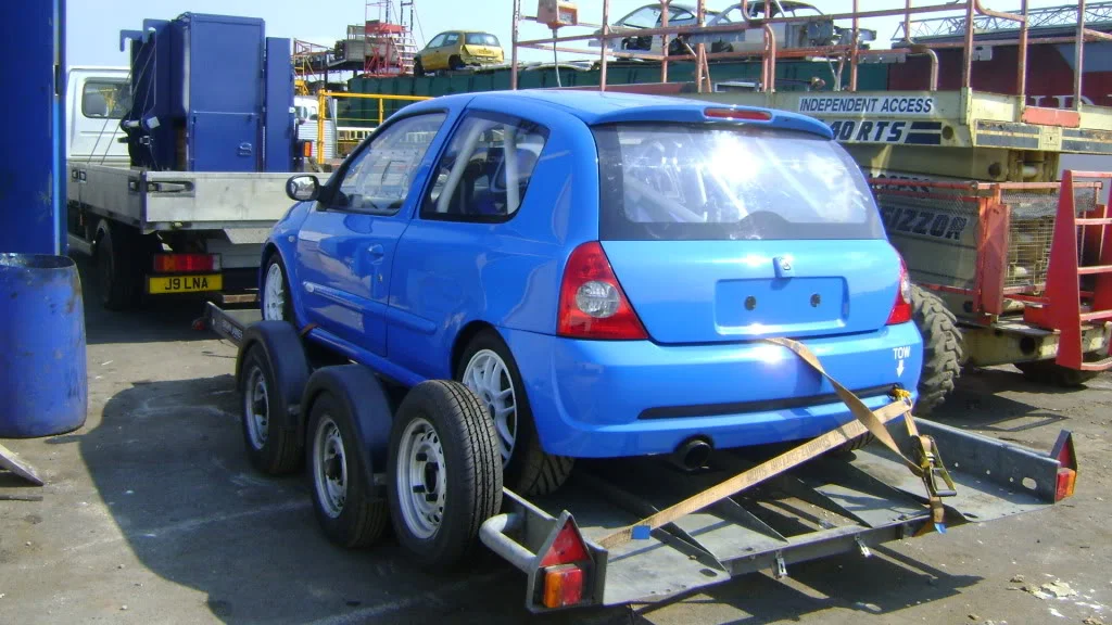 RenaultClio17226-06-10-Ontrailer6.webp