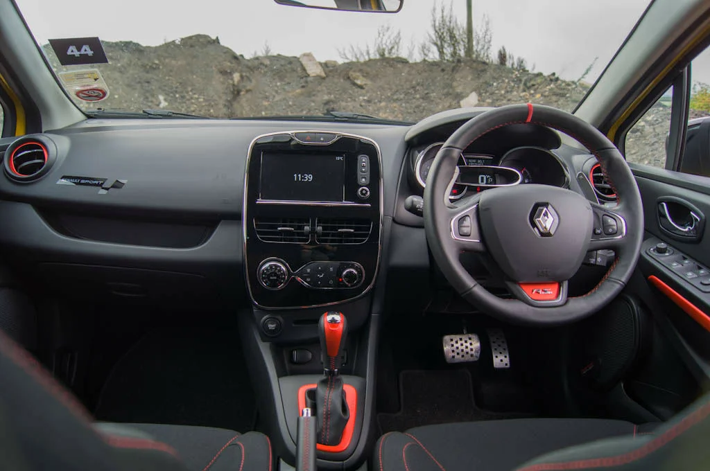 RenaultSport-Clio-200-Turbo-Review-Dashboard-carwitter.webp
