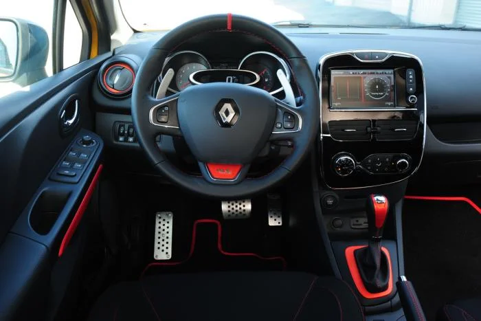renaultsport-clio-3-interior_0.webp