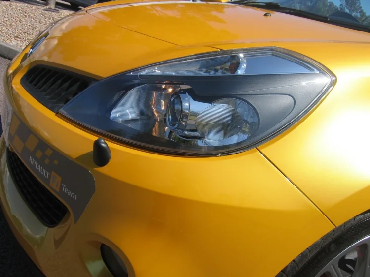 renaultsport_clio_197_r27_f1_team_liquid_yellow_014.webp