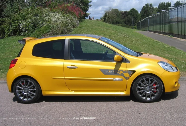 renaultsport_clio_r27_f1_team_liquid_yellow_002.webp