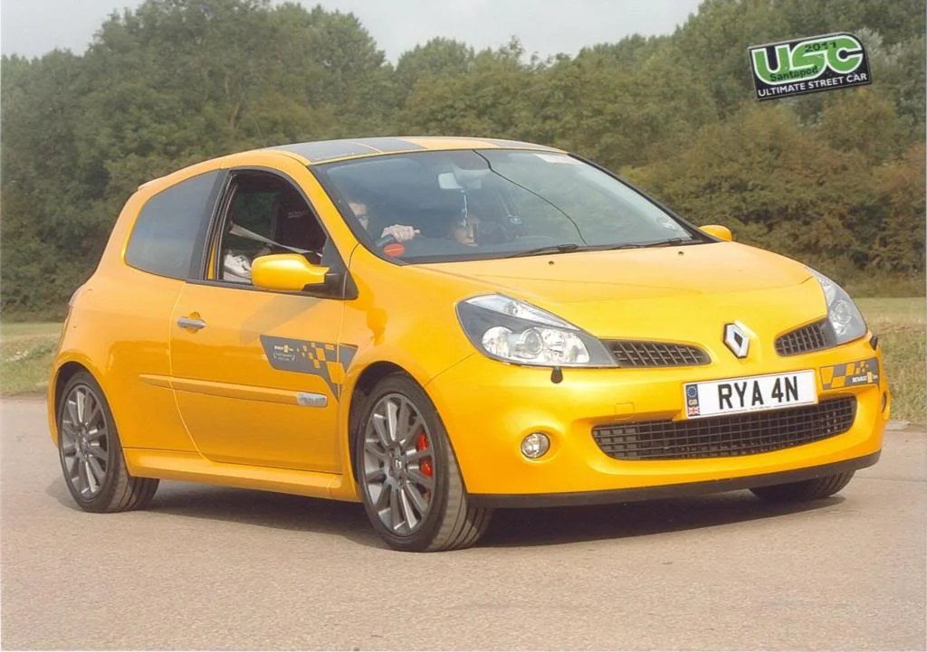 RenaultSportClio197R27F1TeamSantaPod.webp