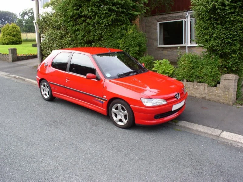 Rich-D_306_Rallye_Front_Side_01.webp