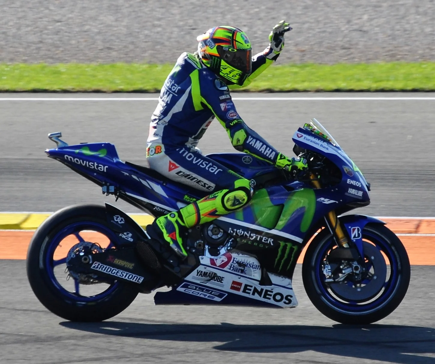 Rossi cool down lap - Valencia 2015.webp