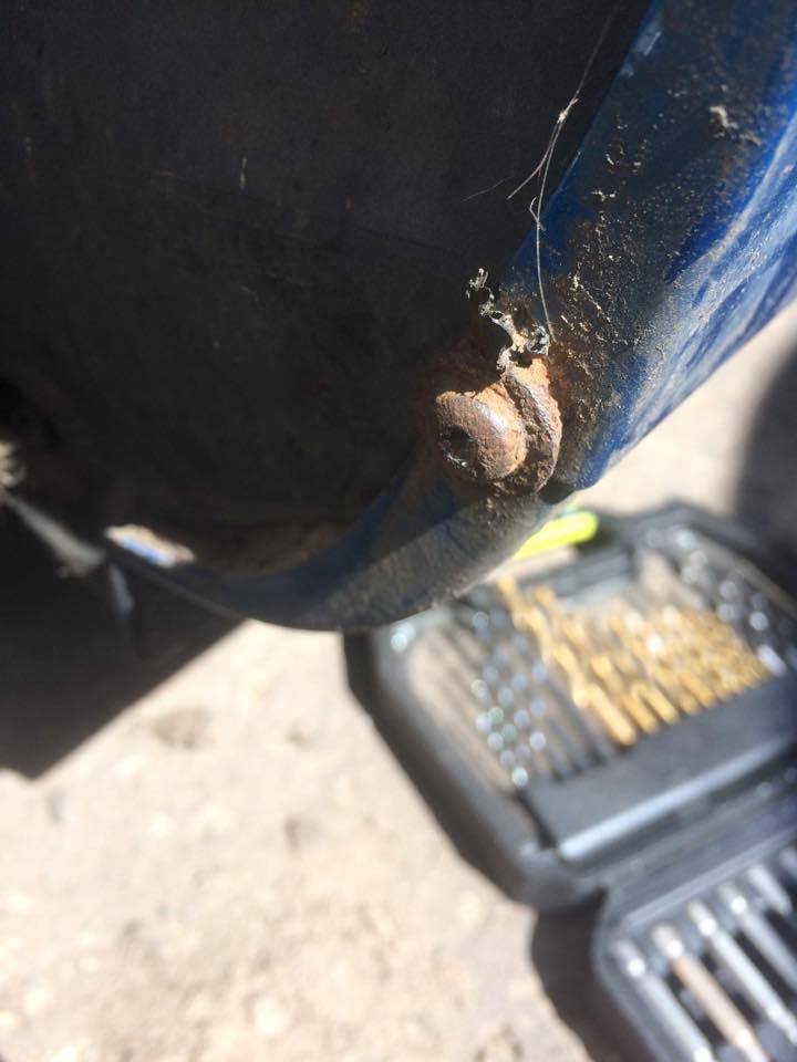 Rusted screw left.jpg