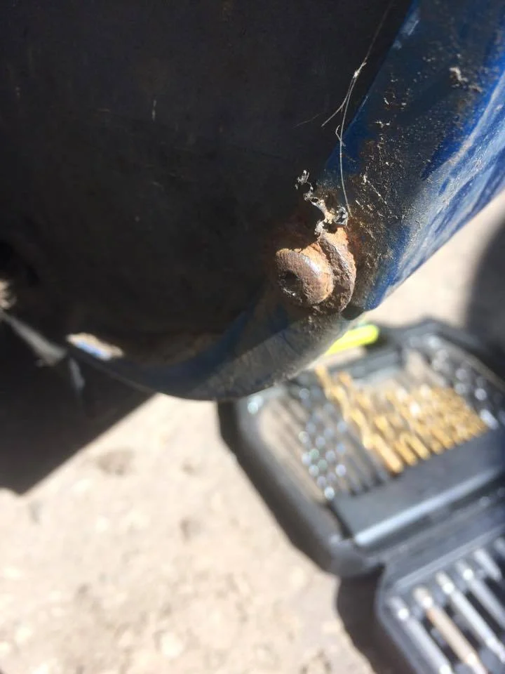 Rusted screw left.webp