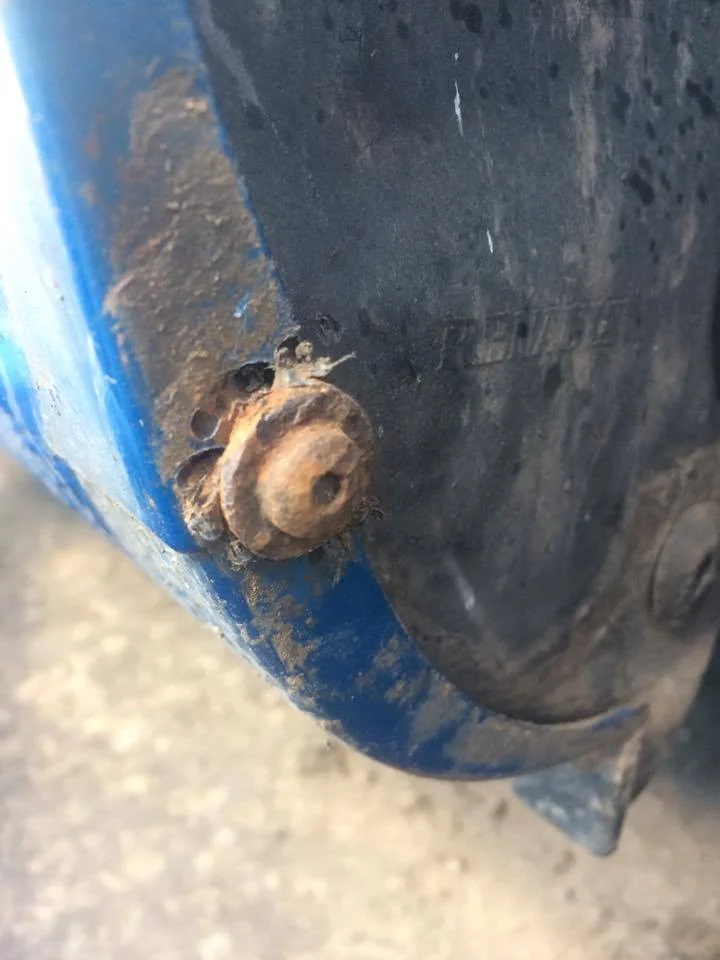 Rusted screw right.webp