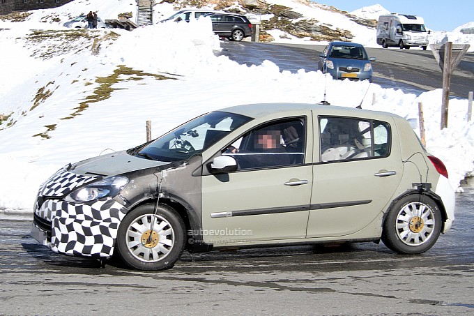 spyshots-renault-clio-iv-with-new-face-medium_3.jpg