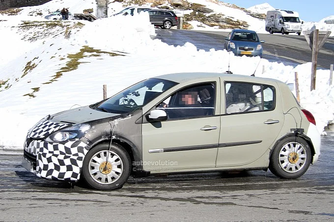 spyshots-renault-clio-iv-with-new-face-medium_3.webp