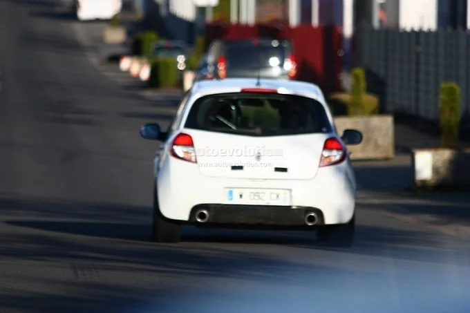 spyshots-renault-clio-rs-five-door-medium_7.webp