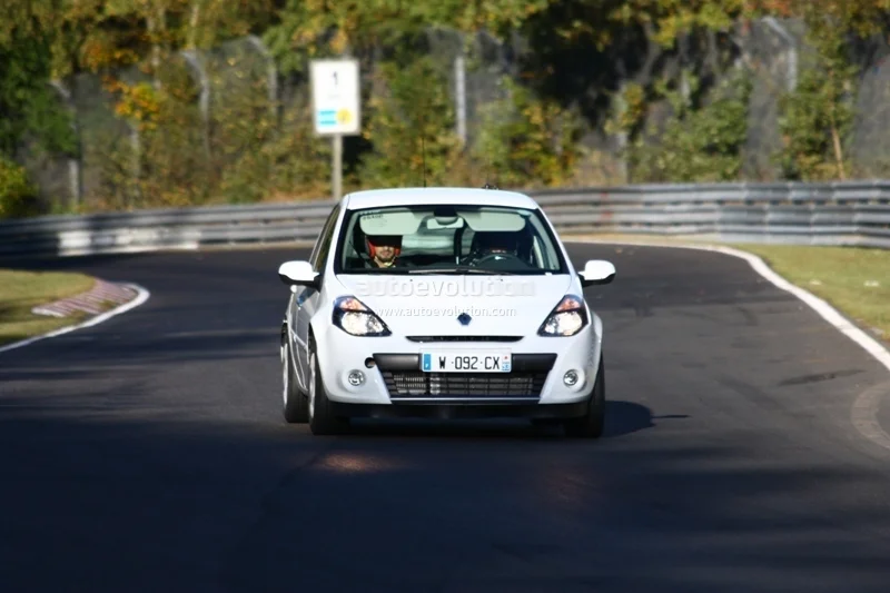 spyshots-renault-clio-rs-five-door_1.webp