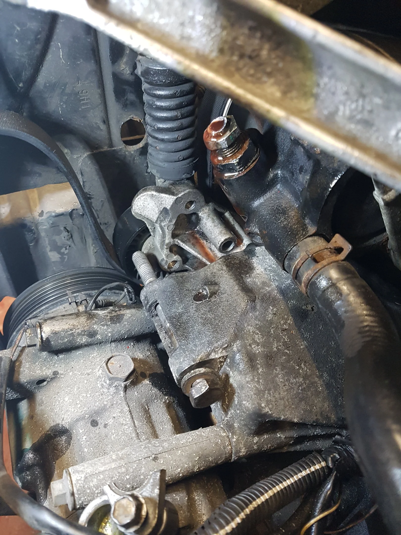STEERING PUMP WITH FRACTURED HOSE.webp