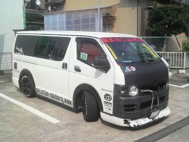 toyota-hiace-race.webp