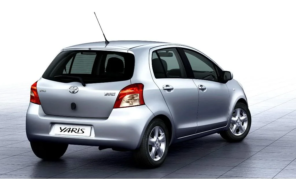 toyota_yaris_2_2006_rear.webp