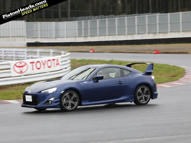 ToyotaGT86_10-L.webp