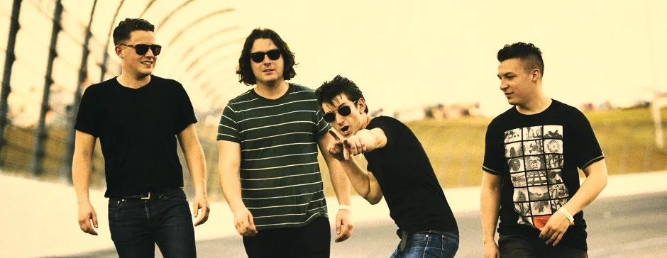 tumblr_static_arctic_monkeys_press_shot-day_1-kansas_city-811-e1355403014811-940x364.webp